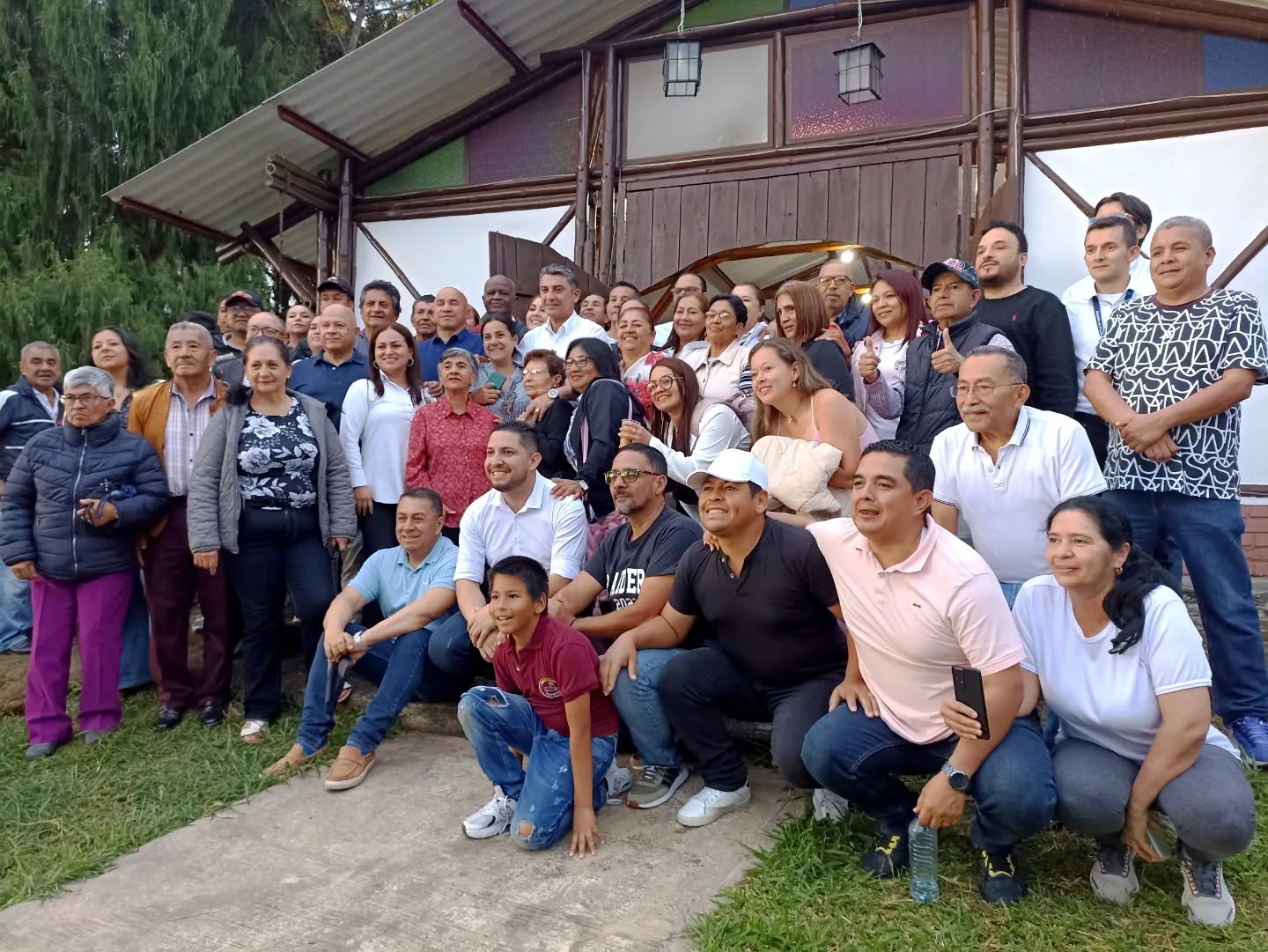 Alcalde Juan Carlos Muñoz y Ciudad Moderna atienden necesidades de alumbrado público en el barrio Aida Lucía